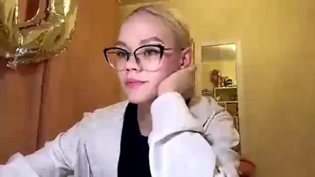 Snapshot of MiaCashe chatting on April 9, 2:55 pm MiaCashe online show from April 9, 2:55 pm