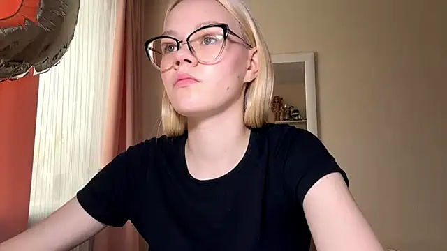 Snapshot of MiaCashe chatting on April 10, 1:05 pm MiaCashe online show from April 10, 1:05 pm