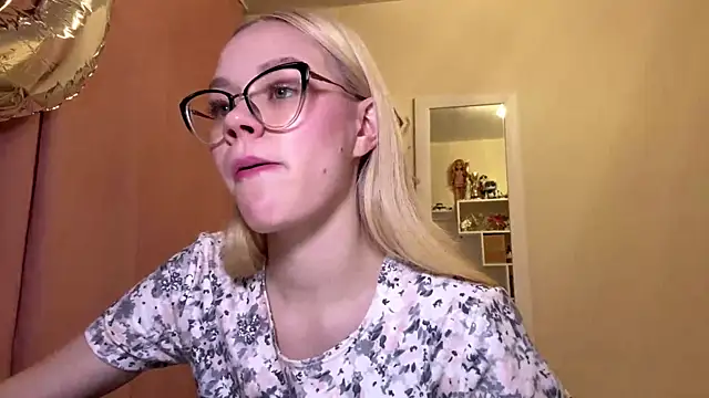 Snapshot of MiaCashe chatting on April 11, 3:27 pm MiaCashe online show from April 11, 3:27 pm