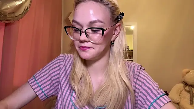 Snapshot of MiaCashe chatting on April 18, 12:09 pm MiaCashe online show from April 18, 12:09 pm