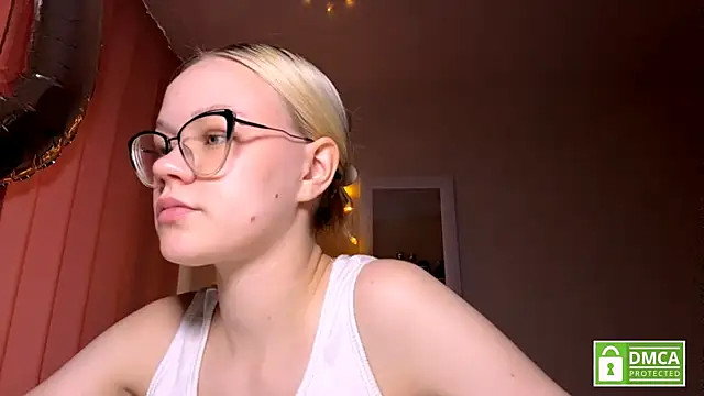 Snapshot of MiaCashe chatting on May 10, 3:28 pm MiaCashe online show from May 10, 3:28 pm