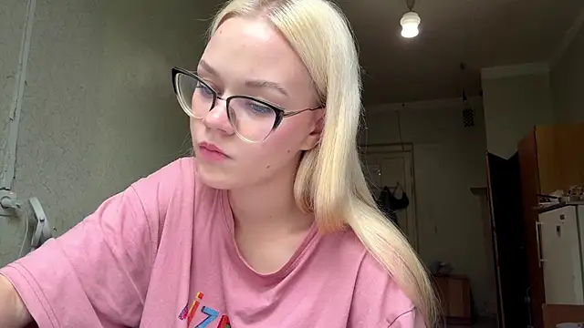 Snapshot of MiaCashe chatting on July 17, 11:06 am MiaCashe online show from July 17, 11:06 am