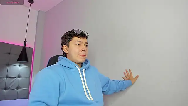 Snapshot of Julian_Smith21 chatting on March 12, 1:39 pm Julian Smith21 online show from March 12, 1:39 pm