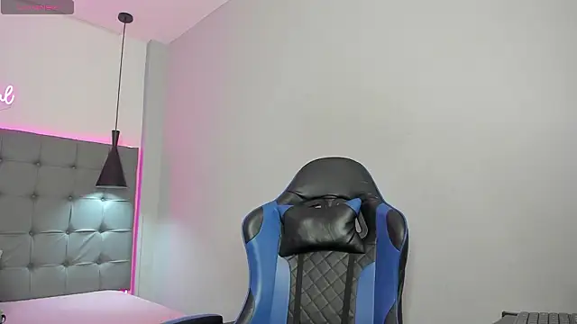 Snapshot of Julian_Smith21 chatting on March 13, 12:45 pm Julian Smith21 online show from March 13, 12:45 pm