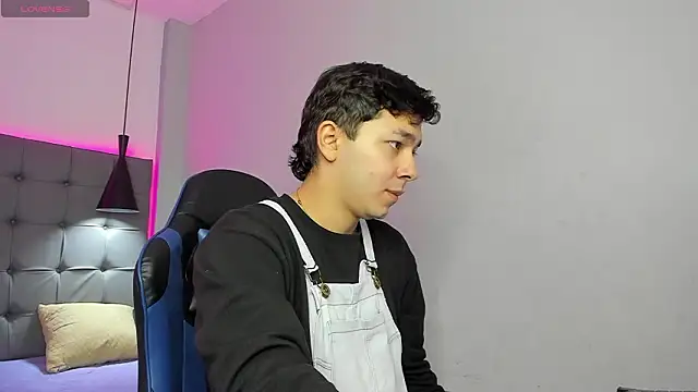 Snapshot of Julian_Smith21 chatting on March 19, 12:31 pm Julian Smith21 online show from March 19, 12:31 pm