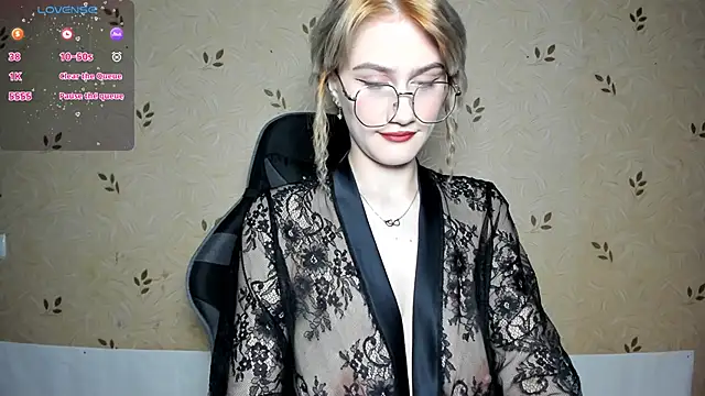 NicoleDaviss online show from June 12, 7:35 pm