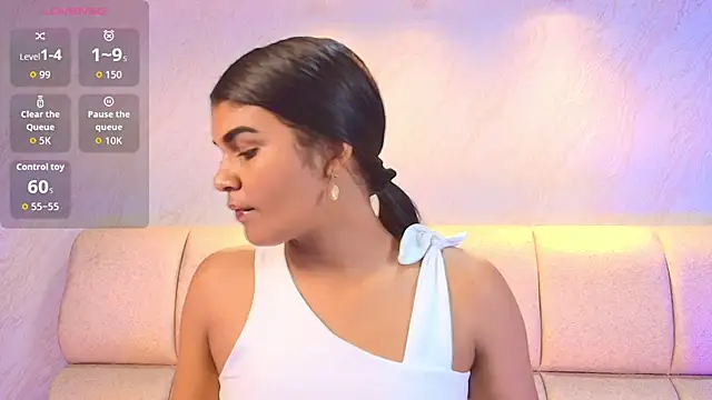 Snapshot of AlaiaMoretti_ chatting on March 21, 5:34 am AlaiaMoretti online show from March 21, 5:34 am