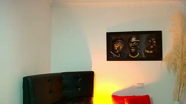 Snapshot of sara_lux1 chatting on March 10, 12:32 pm sara lux1 online show from March 10, 12:32 pm