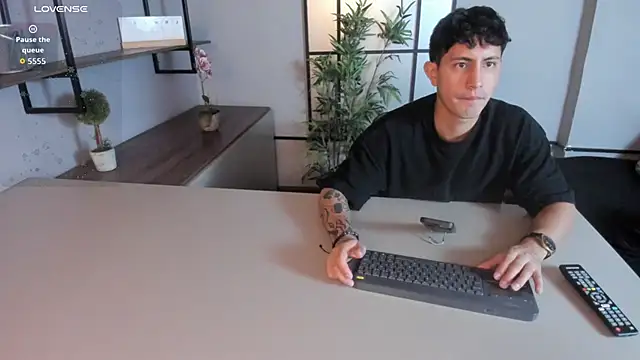 Snapshot of kamal_wolff chatting on March 7, 12:13 pm kamal wolff online show from March 7, 12:13 pm