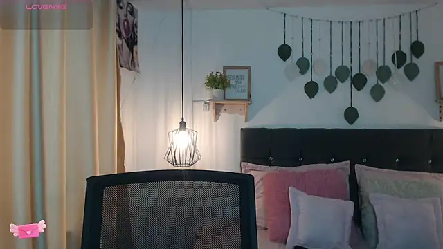 Snapshot of Emma_hassani chatting on March 28, 2:27 pm Emma hassani online show from March 28, 2:27 pm