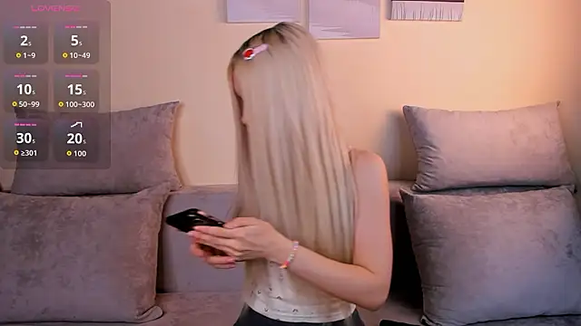 Snapshot of NoirCascade chatting on March 17, 5:44 am NoirCascade online show from March 17, 5:44 am