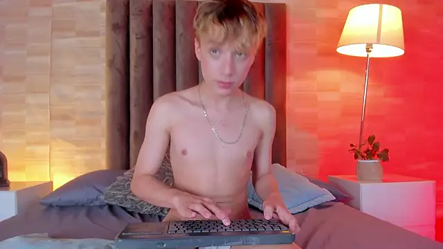 Snapshot of Isaac_Grey chatting on March 17, 7:28 pm Isaac Grey online show from March 17, 7:28 pm