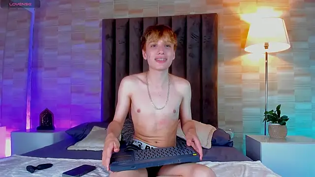 Snapshot of Isaac_Grey chatting on April 4, 8:06 pm Isaac Grey online show from April 4, 8:06 pm