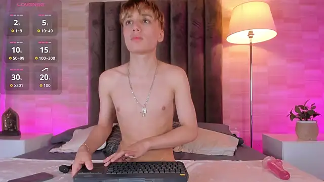 Snapshot of Isaac_Grey chatting on April 10, 7:18 pm Isaac Grey online show from April 10, 7:18 pm