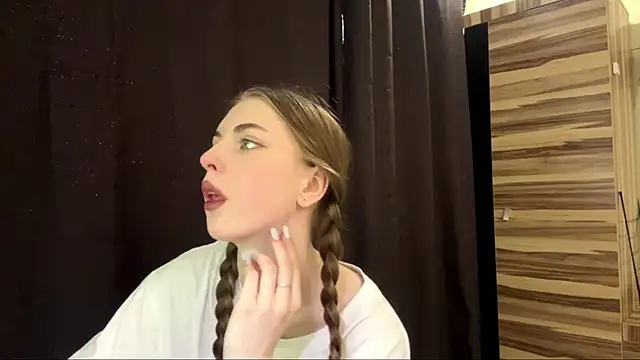 PollyDream online show from March 22, 8:51 am