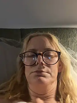 Snapshot of Amelie_BlondeXX chatting on March 4, 8:20 am Amelie BlondeXX online show from March 4, 8:20 am