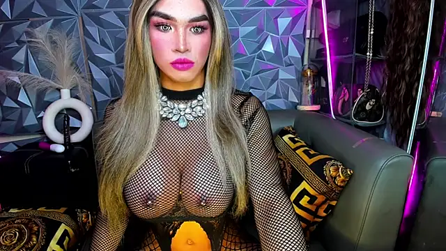 Snapshot of 10inDominant_Ayesha chatting on March 25, 6:19 am 10inDominant Ayesha online show from March 25, 6:19 am