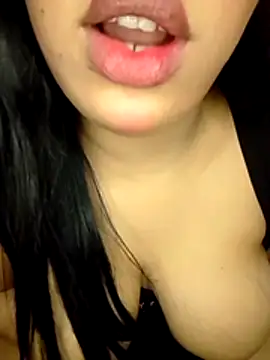 Snapshot of madleen_Mm chatting on May 6, 7:19 pm madleen Mm online show from May 6, 7:19 pm
