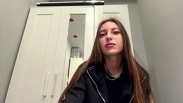 Snapshot of selena_favn chatting on March 6, 2:19 am selena favn online show from March 6, 2:19 am