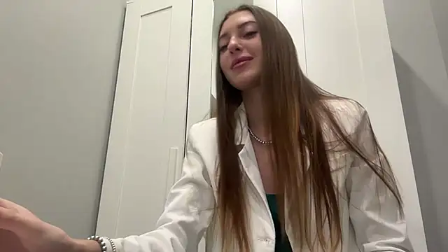 Snapshot of selena_favn chatting on March 17, 3:11 am selena favn online show from March 17, 3:11 am