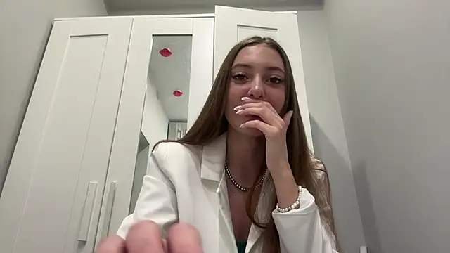 Snapshot of selena_favn chatting on March 20, 3:44 am selena favn online show from March 20, 3:44 am