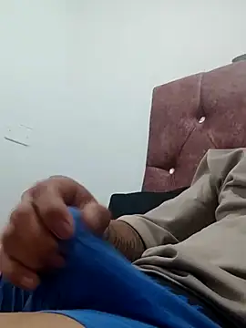 Snapshot of Andcas041 chatting on February 23, 8:39 pm Andcas041 online show from February 23, 8:39 pm