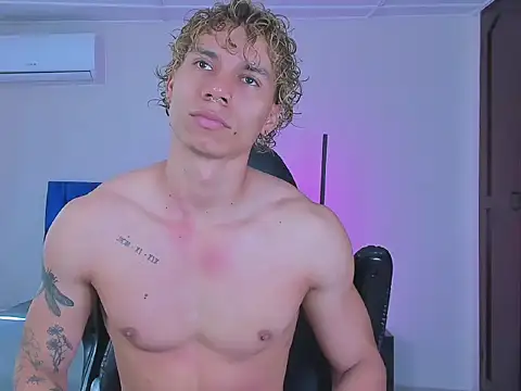 Snapshot of adam_smiith1 chatting on March 30, 2:07 pm adam smiith1 online show from March 30, 2:07 pm