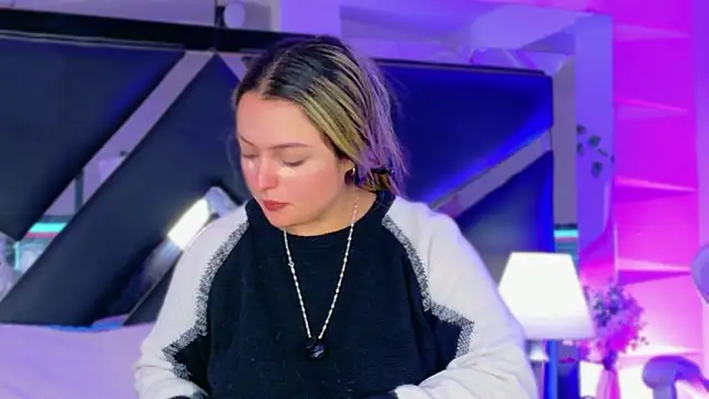 Snapshot of Giigii_Hadid_ chatting on March 18, 8:12 pm Giigii Hadid online show from March 18, 8:12 pm