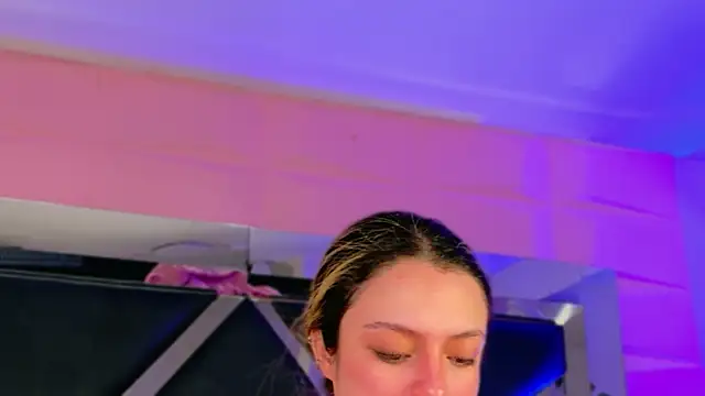 Snapshot of Giigii_Hadid_ chatting on March 27, 4:29 pm Giigii Hadid online show from March 27, 4:29 pm