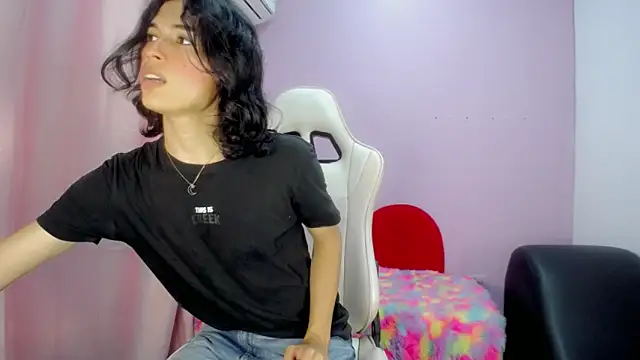 Snapshot of Larry_craft chatting on February 28, 8:10 pm Larry craft online show from February 28, 8:10 pm