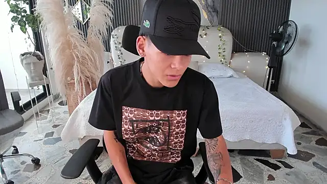 Snapshot of DylanRoyce_ chatting on March 5, 12:45 pm DylanRoyce online show from March 5, 12:45 pm