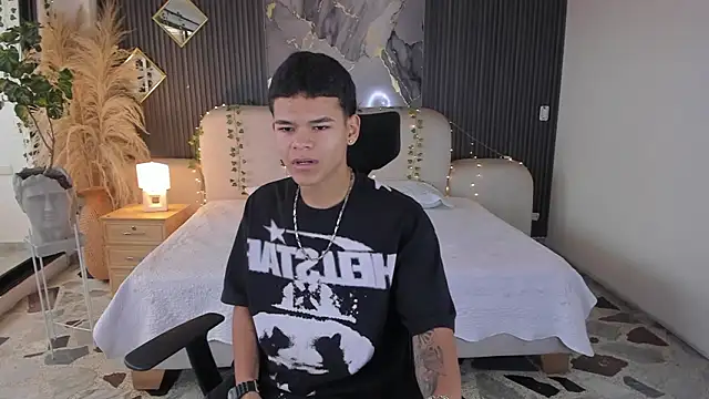 Snapshot of DylanRoyce_ chatting on March 6, 12:12 pm DylanRoyce online show from March 6, 12:12 pm