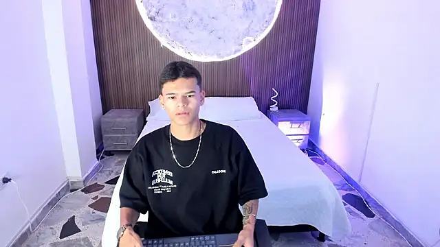 Snapshot of DylanRoyce_ chatting on March 8, 12:42 pm DylanRoyce online show from March 8, 12:42 pm