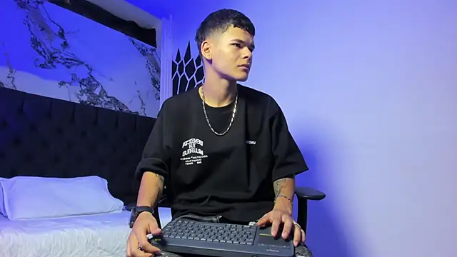 Snapshot of DylanRoyce_ chatting on March 11, 12:44 pm DylanRoyce online show from March 11, 12:44 pm