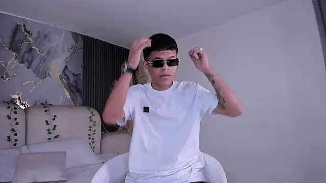 Snapshot of DylanRoyce_ chatting on March 13, 12:23 pm DylanRoyce online show from March 13, 12:23 pm