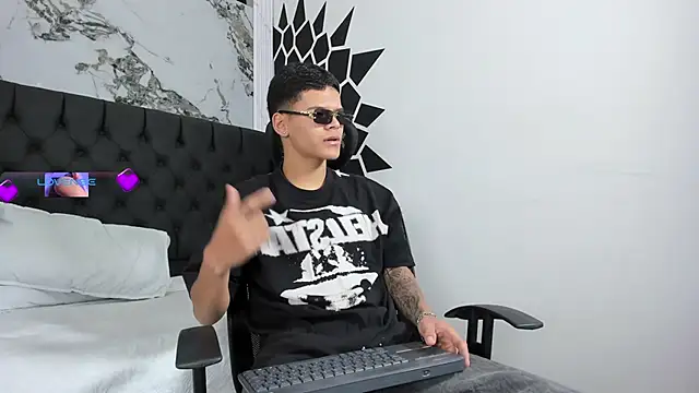 Snapshot of DylanRoyce_ chatting on March 16, 11:47 am DylanRoyce online show from March 16, 11:47 am