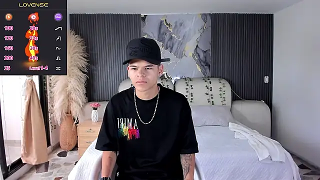 Snapshot of DylanRoyce_ chatting on March 17, 12:30 pm DylanRoyce online show from March 17, 12:30 pm