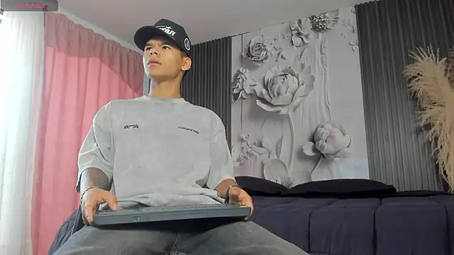 Snapshot of DylanRoyce_ chatting on March 23, 12:20 pm DylanRoyce online show from March 23, 12:20 pm