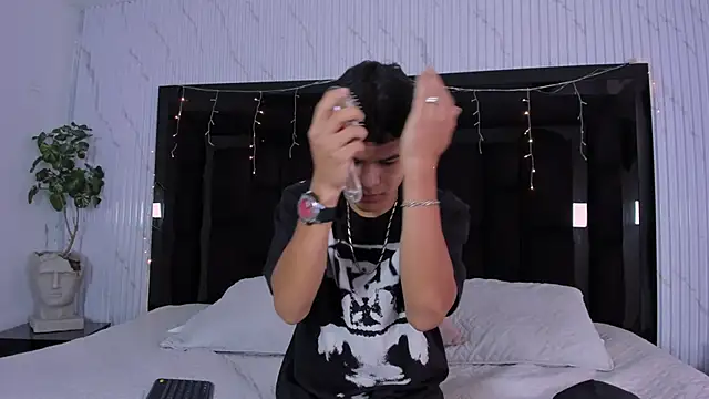 Snapshot of DylanRoyce_ chatting on March 25, 12:44 pm DylanRoyce online show from March 25, 12:44 pm