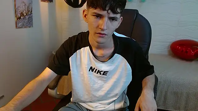 Snapshot of trevor_mob chatting on March 5, 7:43 pm trevor mob online show from March 5, 7:43 pm