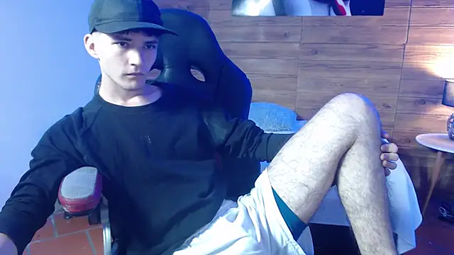 Snapshot of trevor_mob chatting on March 6, 7:43 pm trevor mob online show from March 6, 7:43 pm