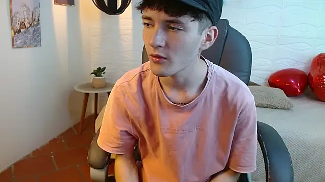 Snapshot of trevor_mob chatting on March 13, 7:53 pm trevor mob online show from March 13, 7:53 pm