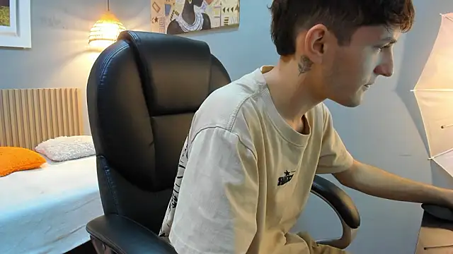 Snapshot of trevor_mob chatting on March 15, 12:33 pm trevor mob online show from March 15, 12:33 pm