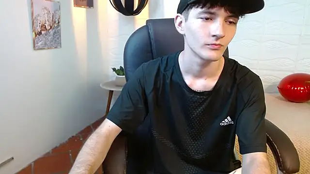 Snapshot of trevor_mob chatting on March 19, 7:18 pm trevor mob online show from March 19, 7:18 pm