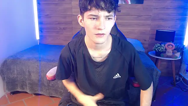 Snapshot of trevor_mob chatting on March 31, 7:25 pm trevor mob online show from March 31, 7:25 pm