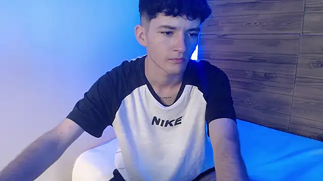 Snapshot of trevor_mob chatting on April 6, 7:37 pm trevor mob online show from April 6, 7:37 pm