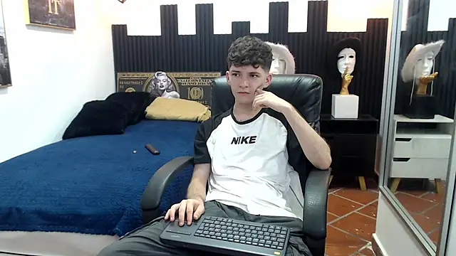 Snapshot of trevor_mob chatting on June 9, 7:25 pm trevor mob online show from June 9, 7:25 pm
