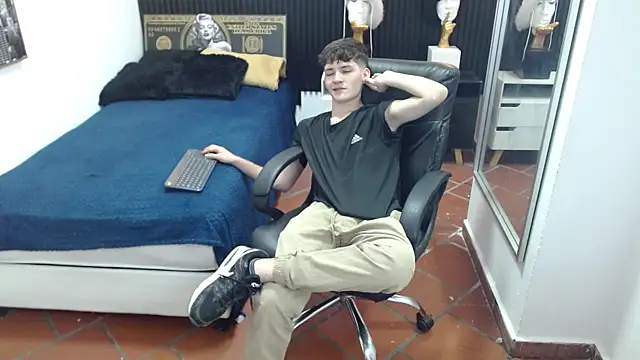 Snapshot of trevor_mob chatting on June 10, 4:50 pm trevor mob online show from June 10, 4:50 pm