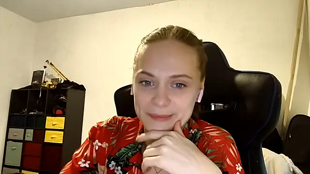 LuluSweetyGirl online show from March 24, 9:25 am