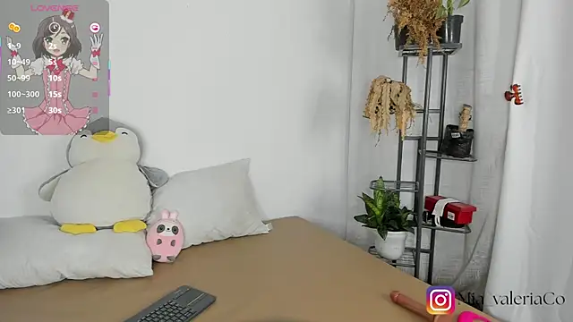 Snapshot of Mia-Valeria- chatting on June 11, 6:44 am Mia-Valeria- online show from June 11, 6:44 am
